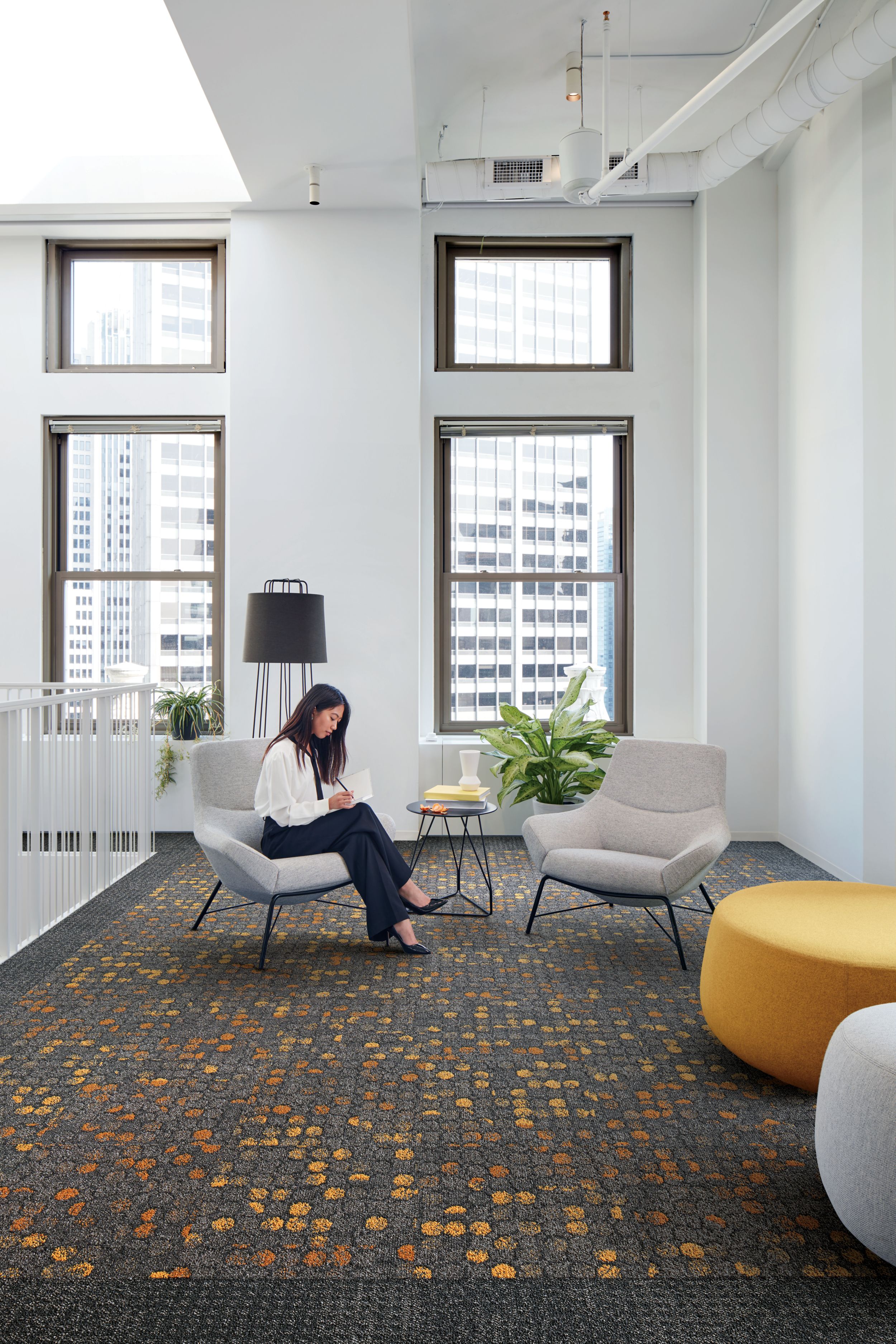 Interface Broome Street and Wheler Street carpet tile in lobby area with woman seated numéro d’image 1